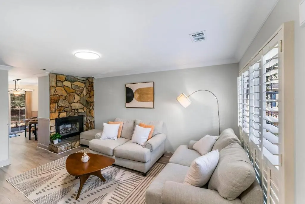 Golf Oasis Modern Townhome! Charlotte